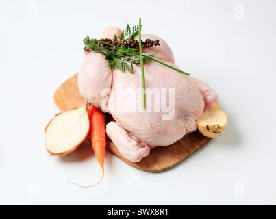 Rohem Hühnerfleisch und Gemüse auf ein Schneidebrett Stockfoto
