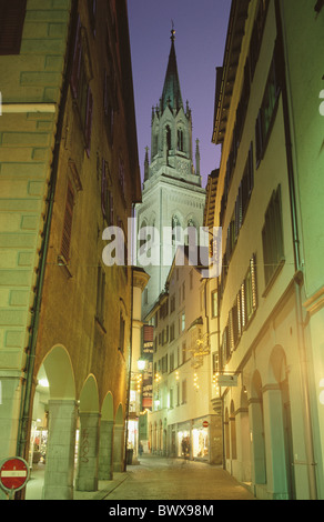 Old Town beleuchtete Kugel Lane Nacht Schweiz Europa St. Gallen Saint Laurenzen Kirchturm Turm Stockfoto