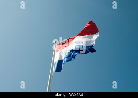 Nationalstolz Flaggensymbol Fahnen flattern flattern in der Brise Wind blauen Himmel gegen Identität Stockfoto