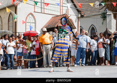 Junior traditionellen Mas Parade - führt Jab Jab mit Peitsche für das Publikum Stockfoto