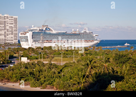 Große Luxus Kreuzfahrtschiffe ausgehend von Port Everglades in Fort Lauderdale; Florida; USA; Nord-Amerika Stockfoto