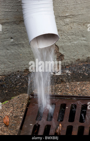 Fallrohr spuckt Wasser ablaufen lassen Stockfoto