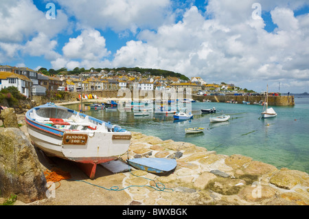 Mousehole Cornwall kleine Fischerboote im Hafen von Mousehole Cornwall England GB Großbritannien Europa Stockfoto