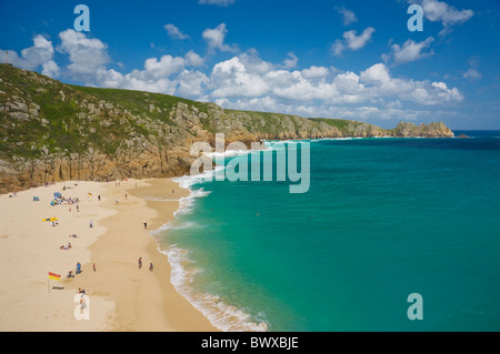 Sonnenbaden am Porthcurno Touristen Strand Cornwall England GB UK EU Europa Stockfoto