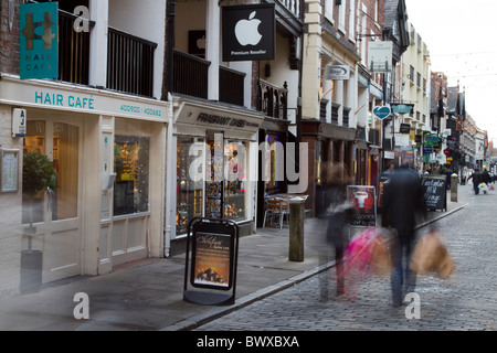 Verschwommen Shoppers  Straßen, Geschäfte, Galerien und Gebäude von Chester City Centre im Dezember 2010 Stockfoto