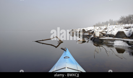 Kajakfahren auf den St. John River Anfang Dezember nach Neuschnee an einem frühen Morgen mit ruhigem, klarem Wasser Stockfoto