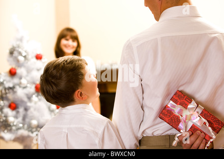 Rückansicht des Menschen halten Geschenkbox in der hand mit seinem Sohn in der Nähe von Stockfoto