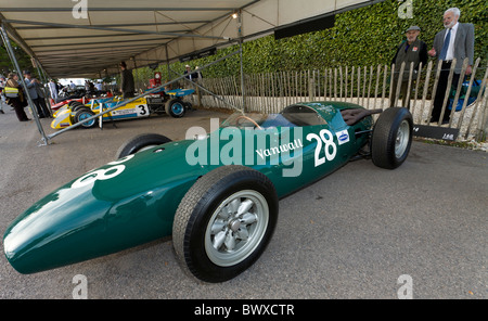 1961 Vanwall VW14 wie von John Surtees beim Goodwood Revival 2010, Sussex, England, UK Gefahren. Stockfoto