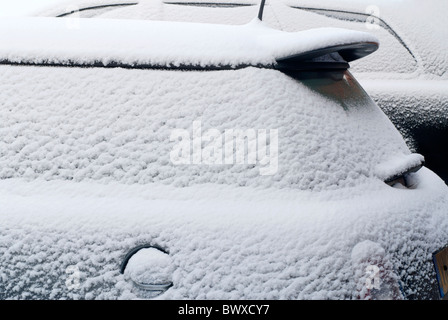 Schnee bedeckt Fenster im Auto Stockfoto