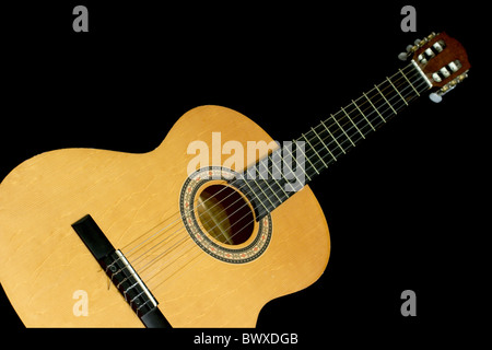 Akustische Gitarre, isolierte schwarzen Hintergrund Stockfoto