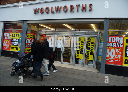 Woolworths speichern Schließungen in ganz Großbritannien. Wirtschaftslage zwingt die Schließung der berühmten Läden auf der High Street. Stockfoto