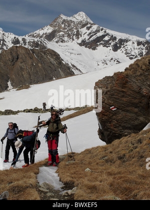 Eine Gruppe von Skitourengeher nähert sich der Chanrion Hütte auf der Haute Route, Schweiz Stockfoto