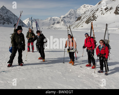 Eine Gruppe von Skitourengeher, bereit zu Fuß bis steileren Abschnitt an der Seite des Brenay Eisbruchs, auf dem Brenay-Gletscher, Stockfoto