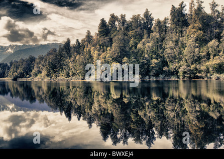Ein Blick auf den Lake Matheson, Neuseeland mit einer spiegelähnlichen Reflexion im See Stockfoto