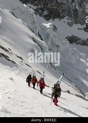 Eine Gruppe von Skitourengeher, zu Fuß bis steileren Abschnitt an der Seite des Brenay Eisbruchs, auf dem Brenay-Gletscher, Schweiz Stockfoto