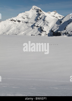 Eine Skitouren-Gruppe über den Giétro-Gletscher auf der Haute Route, Schweiz Stockfoto