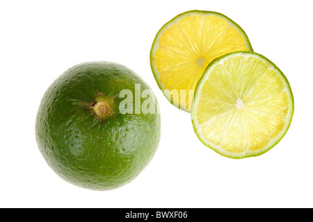 grüne Limette Obst mit Scheibe isoliert auf weißem Hintergrund Stockfoto
