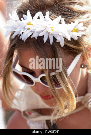 Festivalbesucher auf dem Glastonbury Festival mit Rose Somerset UK Europe Stockfoto