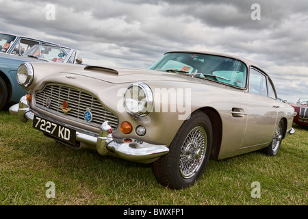 Aston Martin DB4 parkten auf der 2010 beim Goodwood Revival Meeting, Sussex, England, UK. Stockfoto