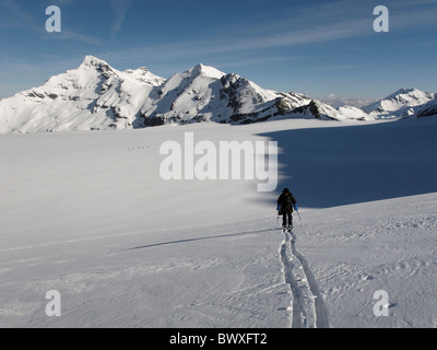 Skitourengeher klettern die unteren Hängen des Mont Blanc de Cheilon, Schweiz Stockfoto