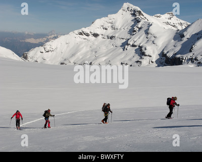 Skitourengeher klettern die unteren Hängen des Mont Blanc de Cheilon, Schweiz Stockfoto