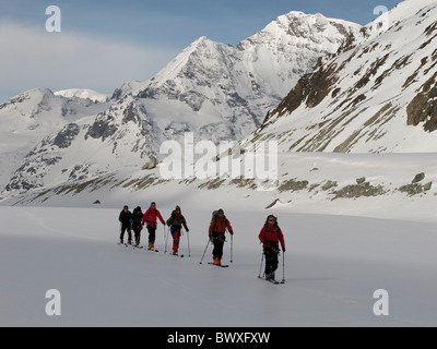 Skitourengeher klettern die unteren Hängen des Glacier du Brenay auf der Haute Route, Schweiz Stockfoto