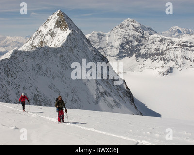 Skitourengeher klettern die oberen Hängen des Mont Blanc de Cheilon auf der Haute Route, Schweiz Stockfoto