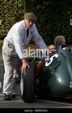 Mechaniker schiebt die 1958 BRM Typ 25 von Gary Pearson in Position im Fahrerlager. 2010 Goodwood Revival, Sussex, England, UK. Stockfoto