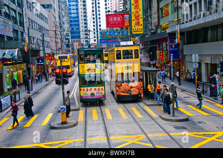 Drei Doppeldecker-Busse hintereinander unterwegs Stadtstraße in der Innenstadt von Hongkong China Stockfoto