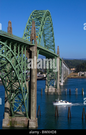 Yaquina Bay Bridge überspannt die Yaquina Bay südlich von Newport, Oregon, USA. Stockfoto