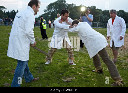 Schienbein treten bei Robert Dovers Cotswold Olimpick spielen Chipping Camden Cotswolds UK Europe Stockfoto