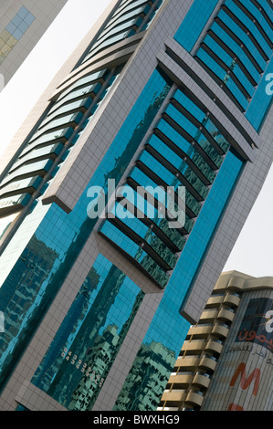 Blaues Spiegelglas Bürohaus in Dubai Financial District, Vereinigte Arabische Emirate Stockfoto