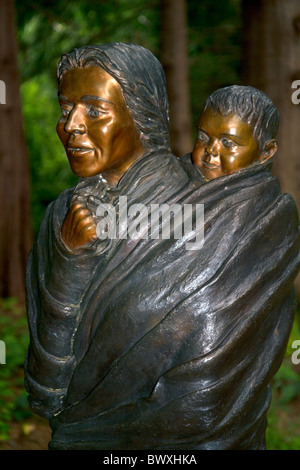 Sacagawea Bronzestatue an Fort Clatsop nahe Astoria, Oregon, USA. Stockfoto