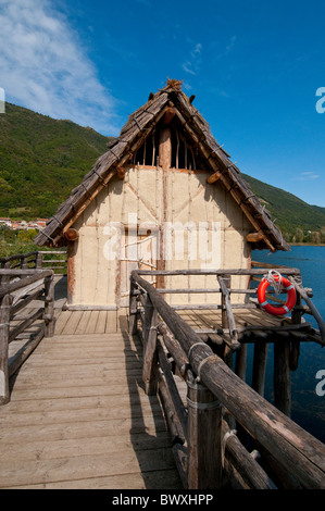 Italien, Veneto, Treviso, Cansiglio Hochebene, See Revine Nachbildung des Holzhaus mit Reetdach Stockfoto