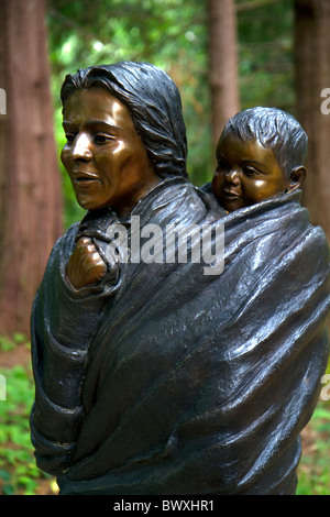 Sacagawea Bronzestatue an Fort Clatsop nahe Astoria, Oregon, USA. Stockfoto