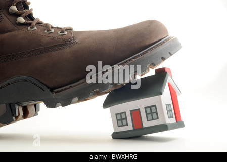 HAUS WIRD AUF DURCH TROD MANS BOOT RE GEHÄUSE MÄRKTE HYPOTHEKEN PREISE ETC. UK Stockfoto