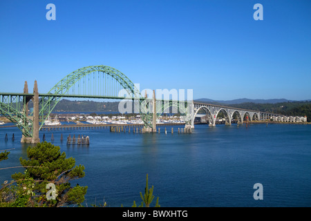 Yaquina Bay Bridge überspannt die Yaquina Bay südlich von Newport, Oregon, USA. Stockfoto