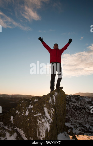 Ein Bergsteiger auf Todd Crag Gipfel im Lake District, Großbritannien, in der Dämmerung. Stockfoto