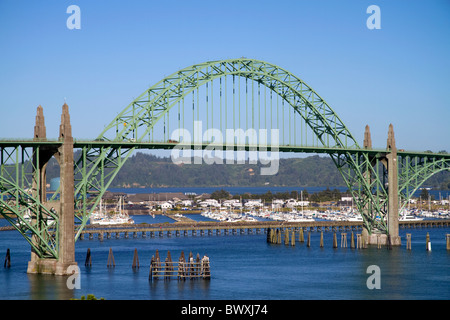 Yaquina Bay Bridge überspannt die Yaquina Bay südlich von Newport, Oregon, USA. Stockfoto