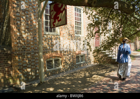 Frau zu Fuß im Duke of Gloucester Street, Colonial Williamsburg, Virginia, USA Stockfoto