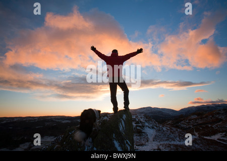 Ein Bergsteiger auf Todd Crag Gipfel im Lake District, Großbritannien, in der Dämmerung. Stockfoto