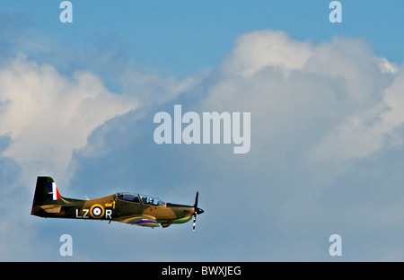 Kurzes Tucano T1 Flugzeug anzeigen in Weltkrieg zwei Farben auf der Airbourne2010-Airshow. Stockfoto