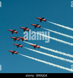 Neun RAF Red Arrows Display Team durchführen Stockfoto