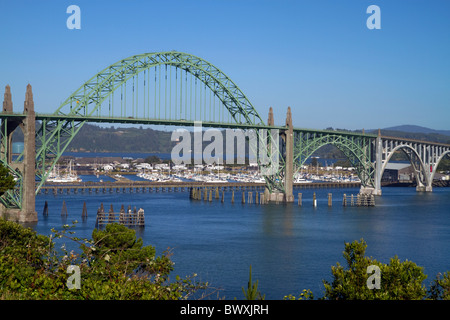 Yaquina Bay Bridge überspannt die Yaquina Bay südlich von Newport, Oregon, USA. Stockfoto