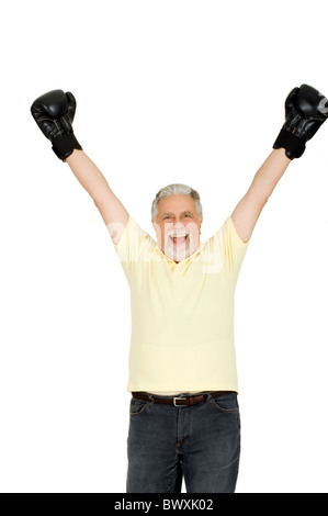 älterer Mann mit Boxhandschuhen Stockfoto