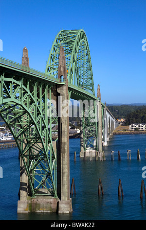 Yaquina Bay Bridge überspannt die Yaquina Bay südlich von Newport, Oregon, USA. Stockfoto