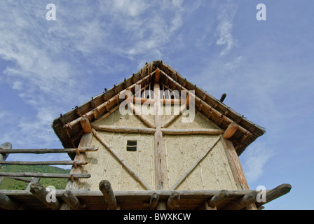 Italien, Veneto, Treviso, Cansiglio Hochebene, See Revine Nachbildung des Holzhaus mit Reetdach Stockfoto