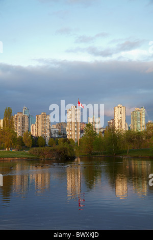 Wohnungen spiegelt sich in Vanier Park Pond, Vancouver, Britisch-Kolumbien, Kanada Stockfoto