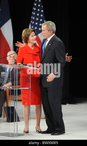 W. umarmt Frau Laura Bush am Spatenstich für George W. Bush Presidential Library in Dallas Texas Stockfoto