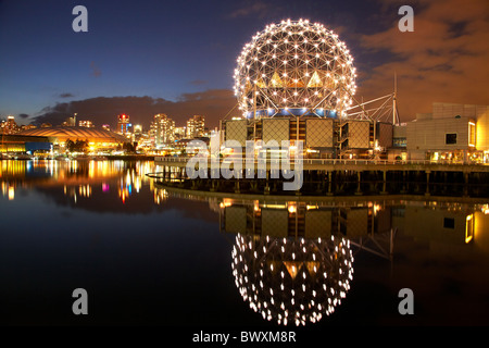 Science World und CBD spiegeln sich im False Creek, Vancouver, Britisch-Kolumbien, Kanada Stockfoto